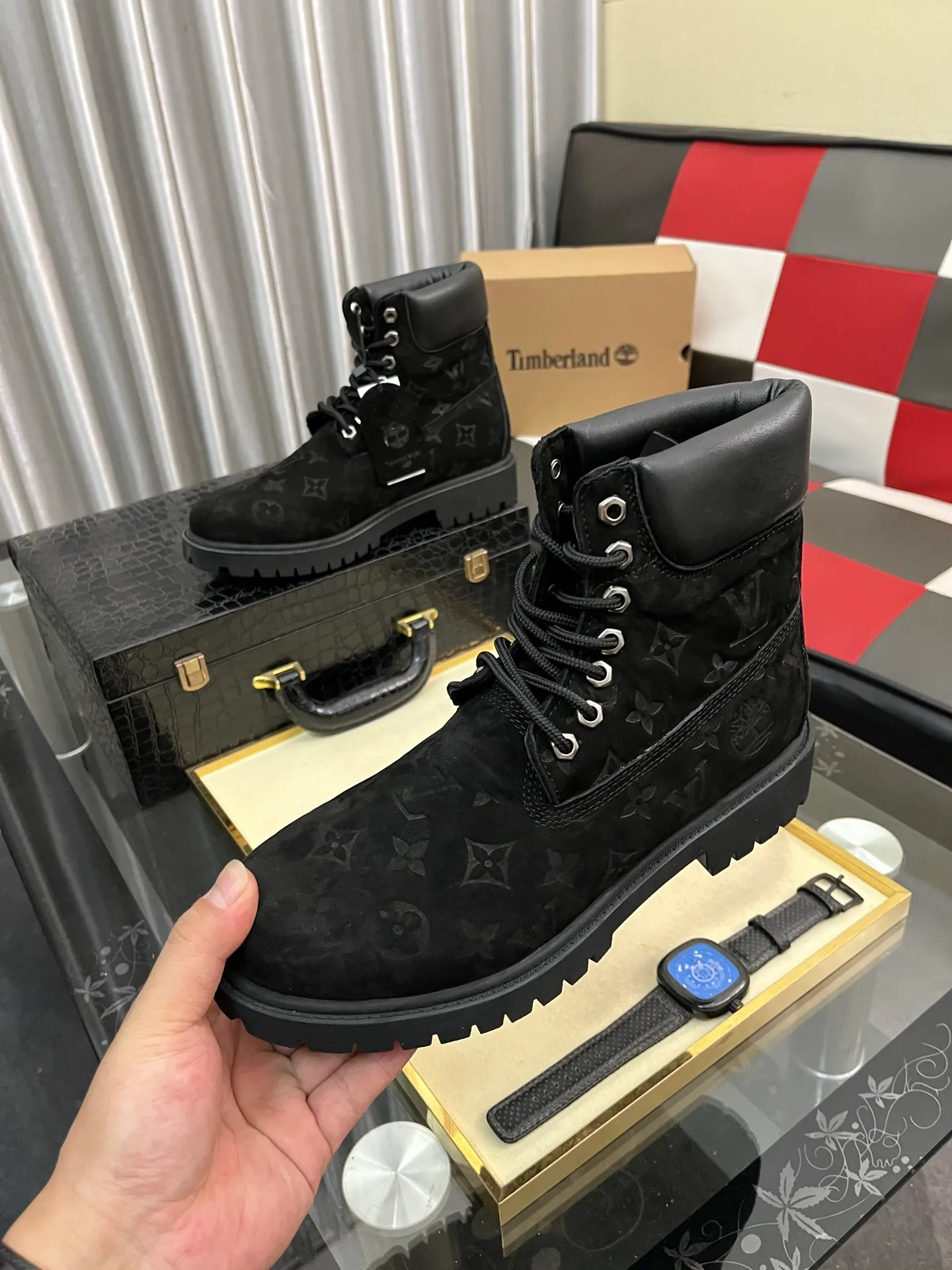 Ex-factory price: 458⌚️⌚️LV x Timberland Timberland joint model Presbyopia Embossed Rhubarb Boots Ankle Boots Short Boots LV x Timberland ankle boots are made of Monogram embossed waterproof nubuck cow leather, relying on the brand's exquisite craftsmanship to carefully reshape the classic Timberland 6-inch boot shape in Italy, with an eye-catching American workwear style. Created by Pharrell Williams 2025 autumn and winter menswear show. Monogram embossed tongue, original Timberland laces and outsole are exquisite details, and the leather label expresses the cooperation logo. Exquisite packaging at the delivery counter🛍📦 ▪️Material: Original customized imported first-layer cowhide ▪️Inner lining: Original customized leather lining/mesh lining ▪️Outsole: Original molded rubber material ▪️Sole thickness: 3.5CM ▪️Size: 38-44